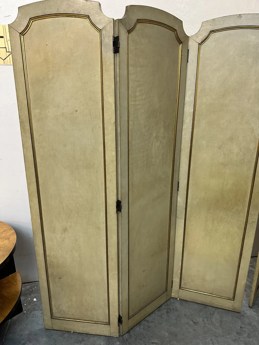 antique folding screens in light tones, gold details, neutral background.