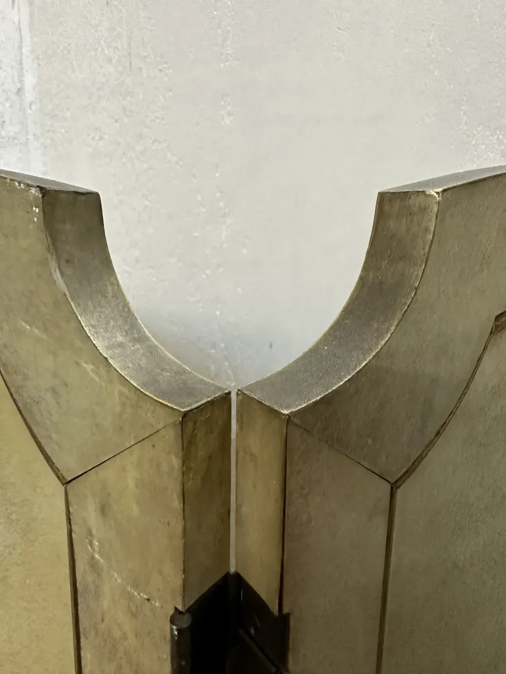 Vista de um biombo antigo de Adolphe Chanaux, elegante e decorativo com um design único em um ambiente aconchegante.