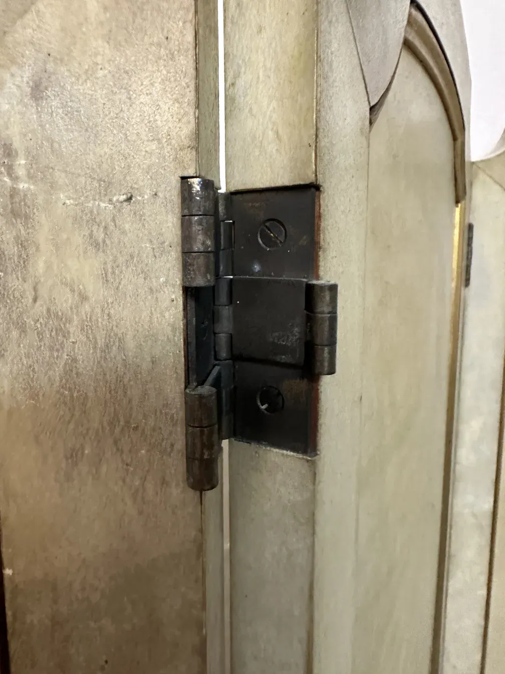 zwei antike paravents mit sichtbaren Details und Scharnier