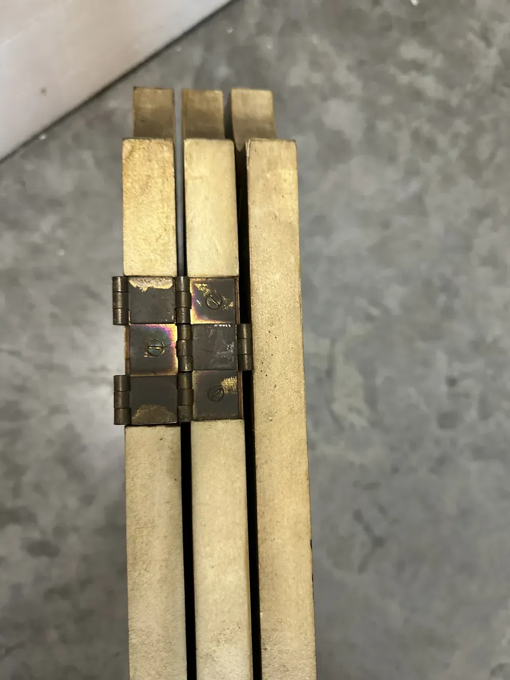 dos biombos antiguos con bisagras, estilo clásico y elegante