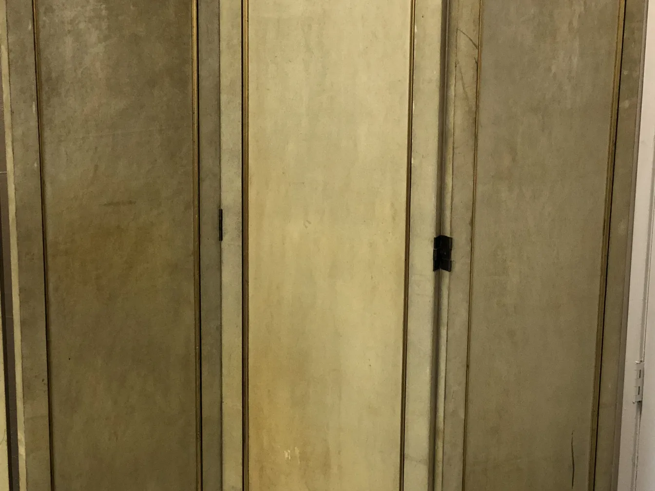 zwei antike paravents mit Beschlägen, helle Farben in einem eleganten Ambiente