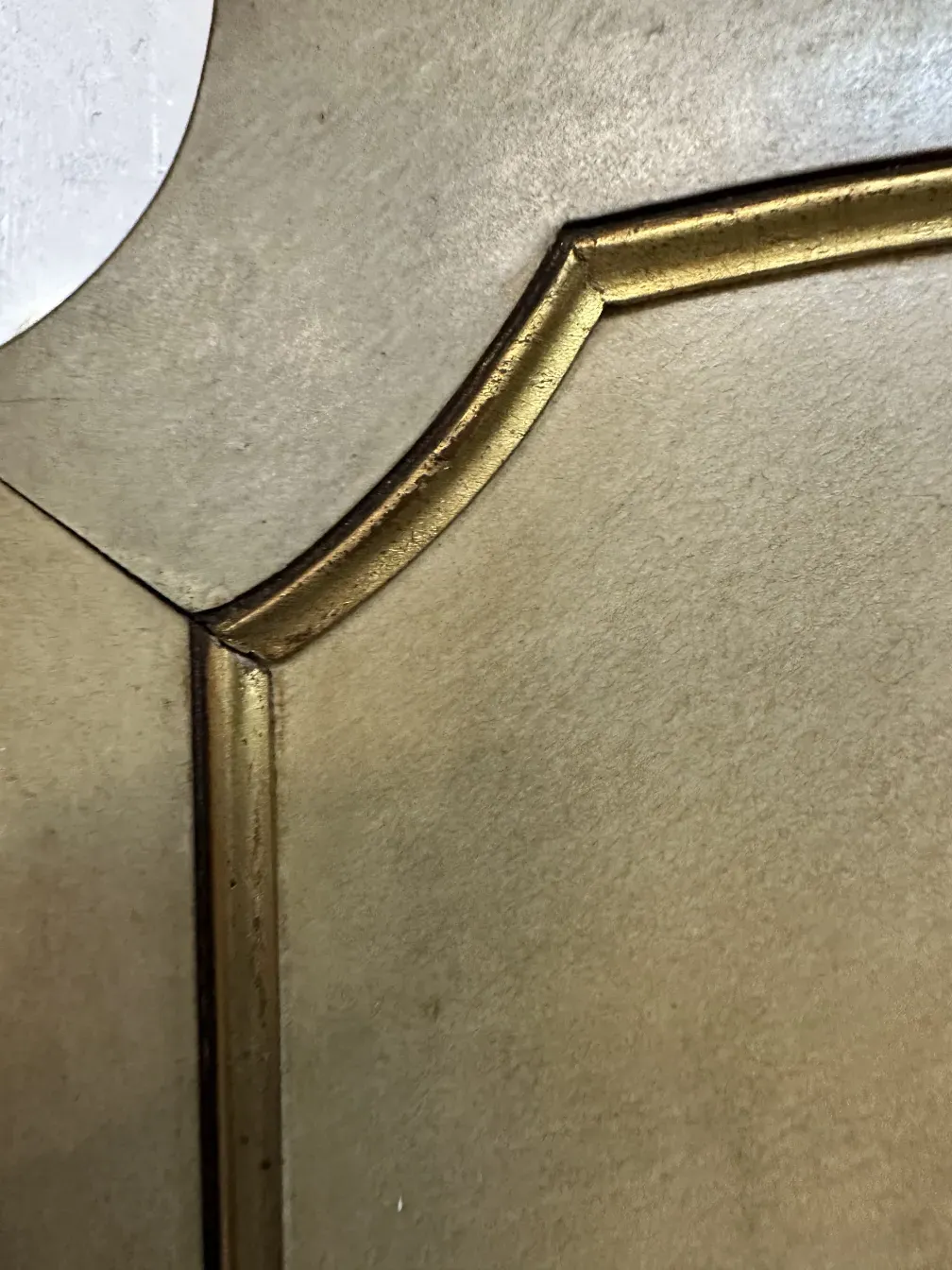 dois biombos antigos decorativos com detalhes dourados