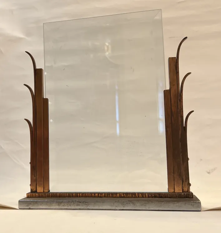 透明なガラスとエレガントな形状の古い写真立て