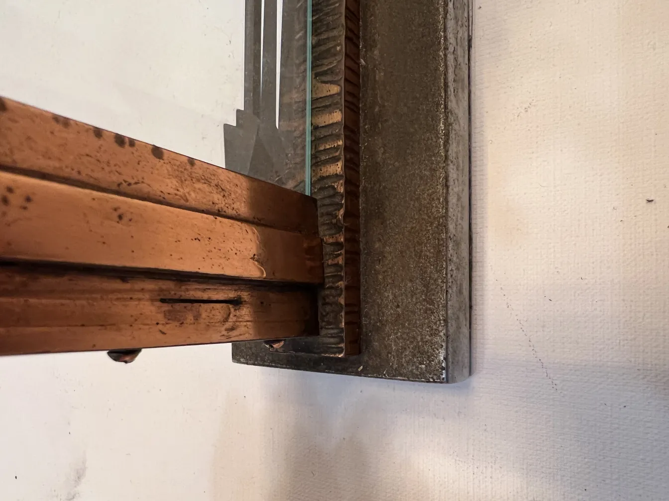 Antiker Bilderrahmen mit dekorativem Kupferdesign