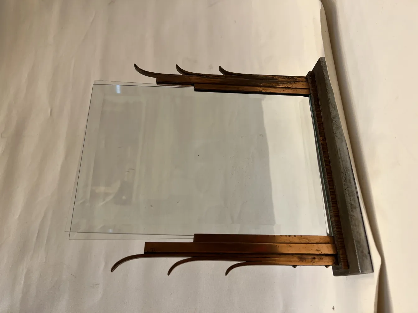 प्राचीन फोटो फ्रेम और स्पष्ट कांच, क्लासिक डिज़ाइन।