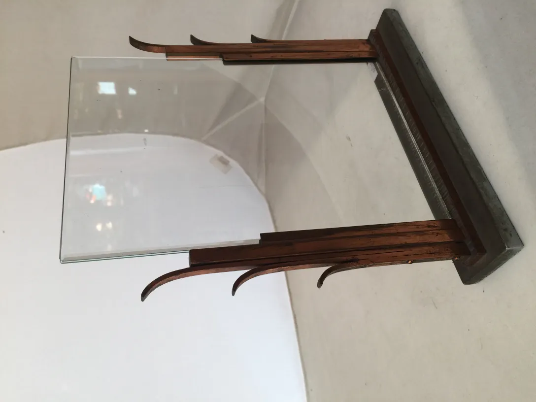 Portarretrato antiguo con cristal transparente y soporte elegante.