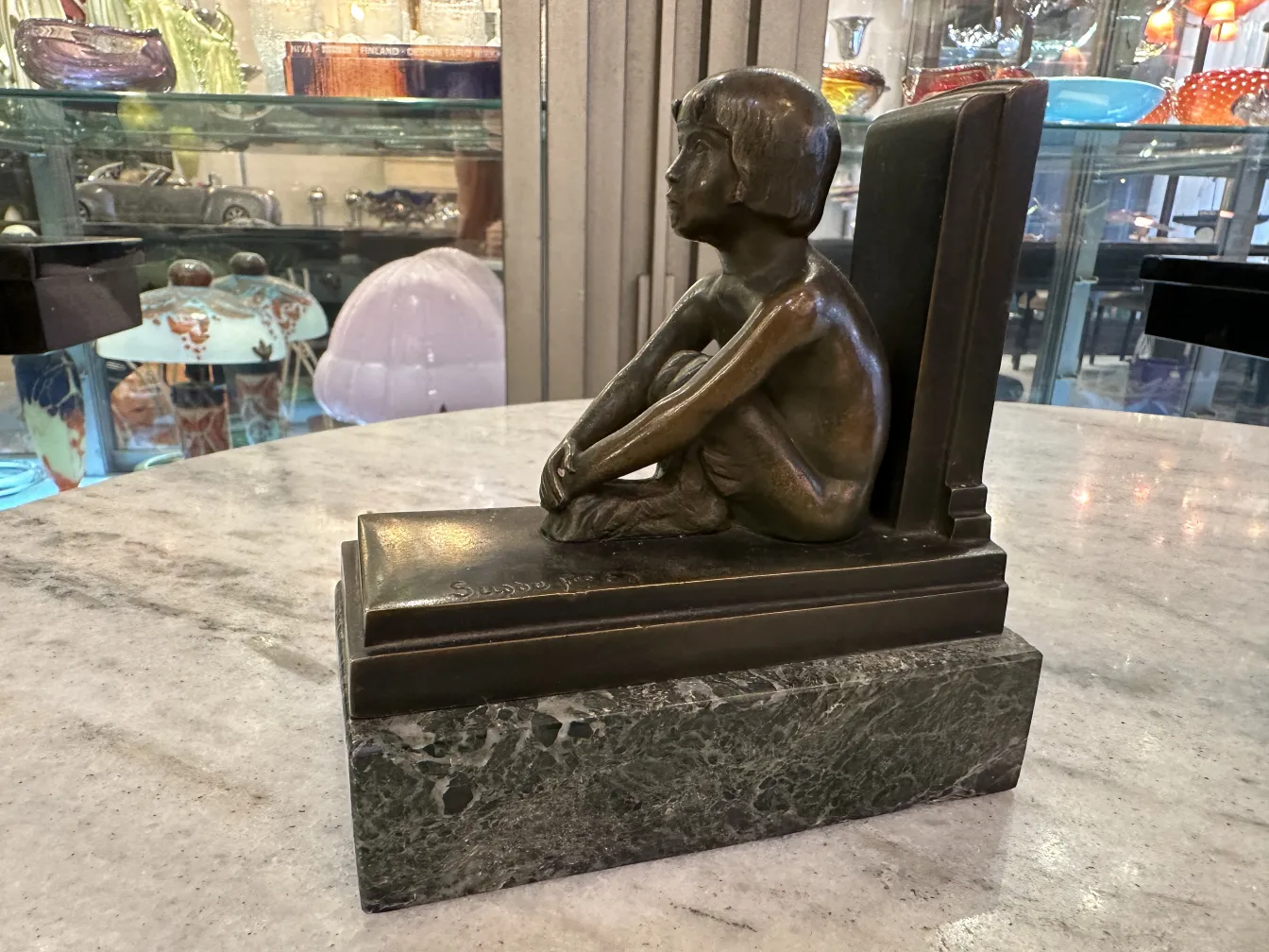 Antiguo aprieta libros con figura de niño, decoración única.