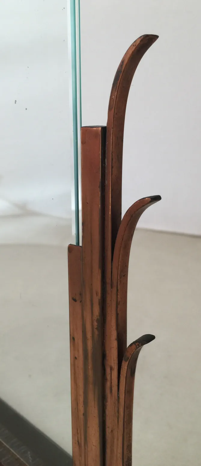 Antiker Bilderrahmen mit einzigartigen Designdetails und klarem Glas.