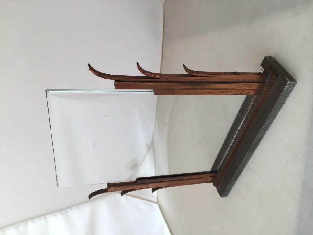 Cadre photo ancien décoratif avec verre carré et support incliné.