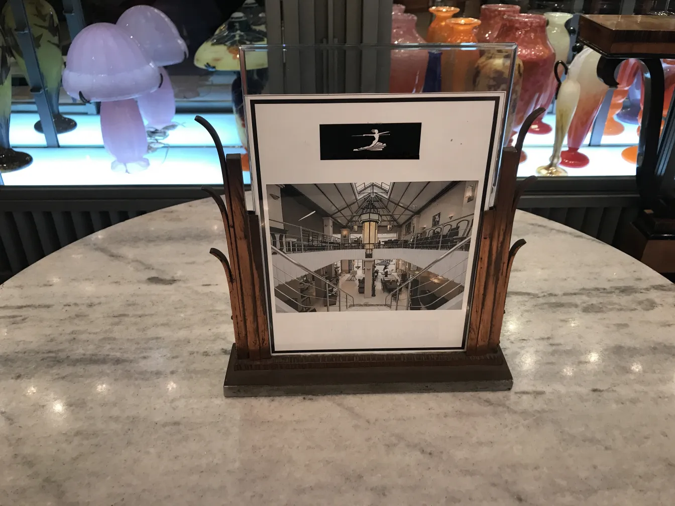 Portafoto antico con immagine interna, dettagli ornamentali e sfondo decorativo