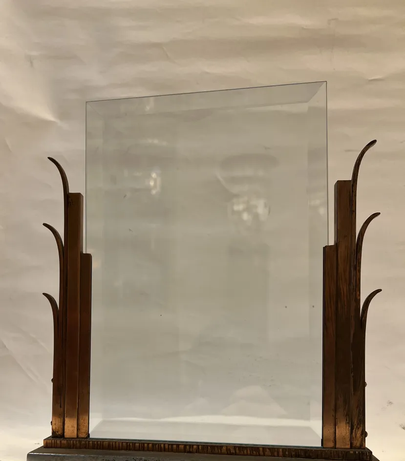 إطار صورة قديم مع تفاصيل زخرفية فريدة وتصميم أنيق. مثالي لصور العائلة.