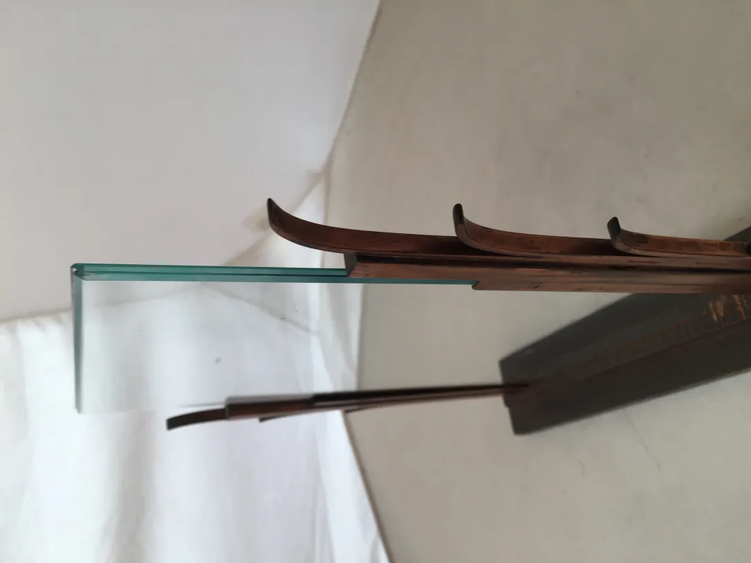 старая фоторамка с светлым фоном и декоративными элементами