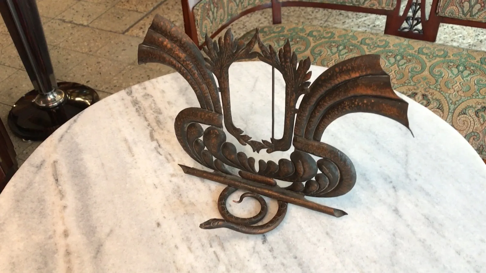 cadre photo ancien avec des détails ornementaux sur une table