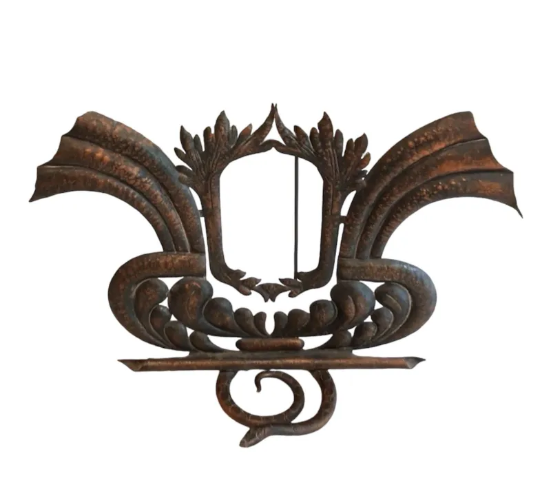 Portafoto antico con design curvato e decorativo in tonalità scure.