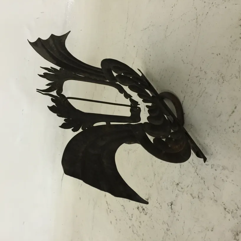 Portarretrato antiguo con diseño ornamentado en hierro, mostrando un estilo elegante en un fondo neutro.