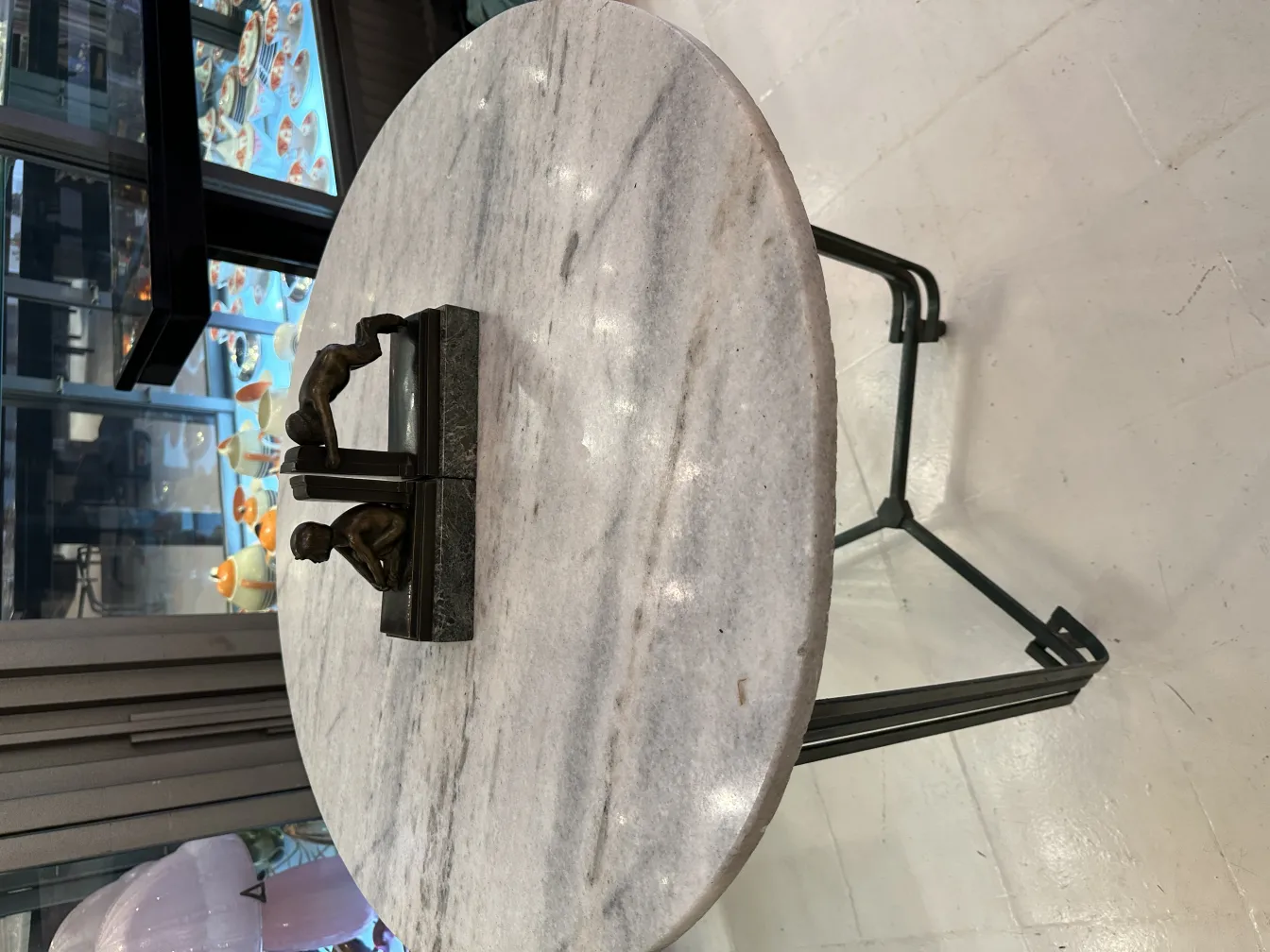 Antiguos aprieta libros en una mesa de mármol, con figuras.