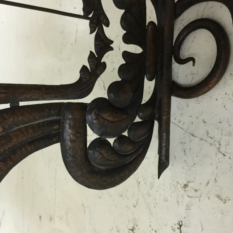 تفاصيل متقنة لإطار صورة قديم بشكل زخرفي.