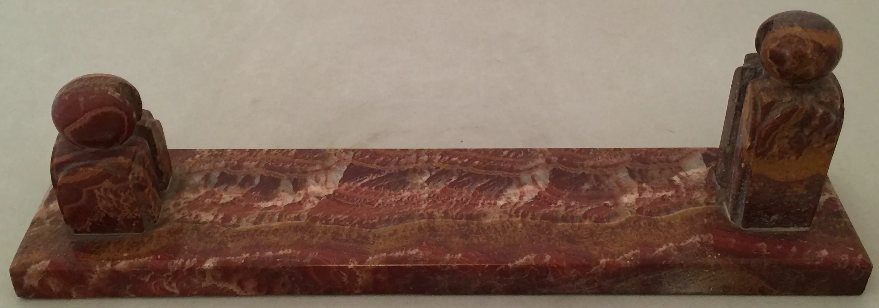 Porta-retrato antigo com figuras decorativas