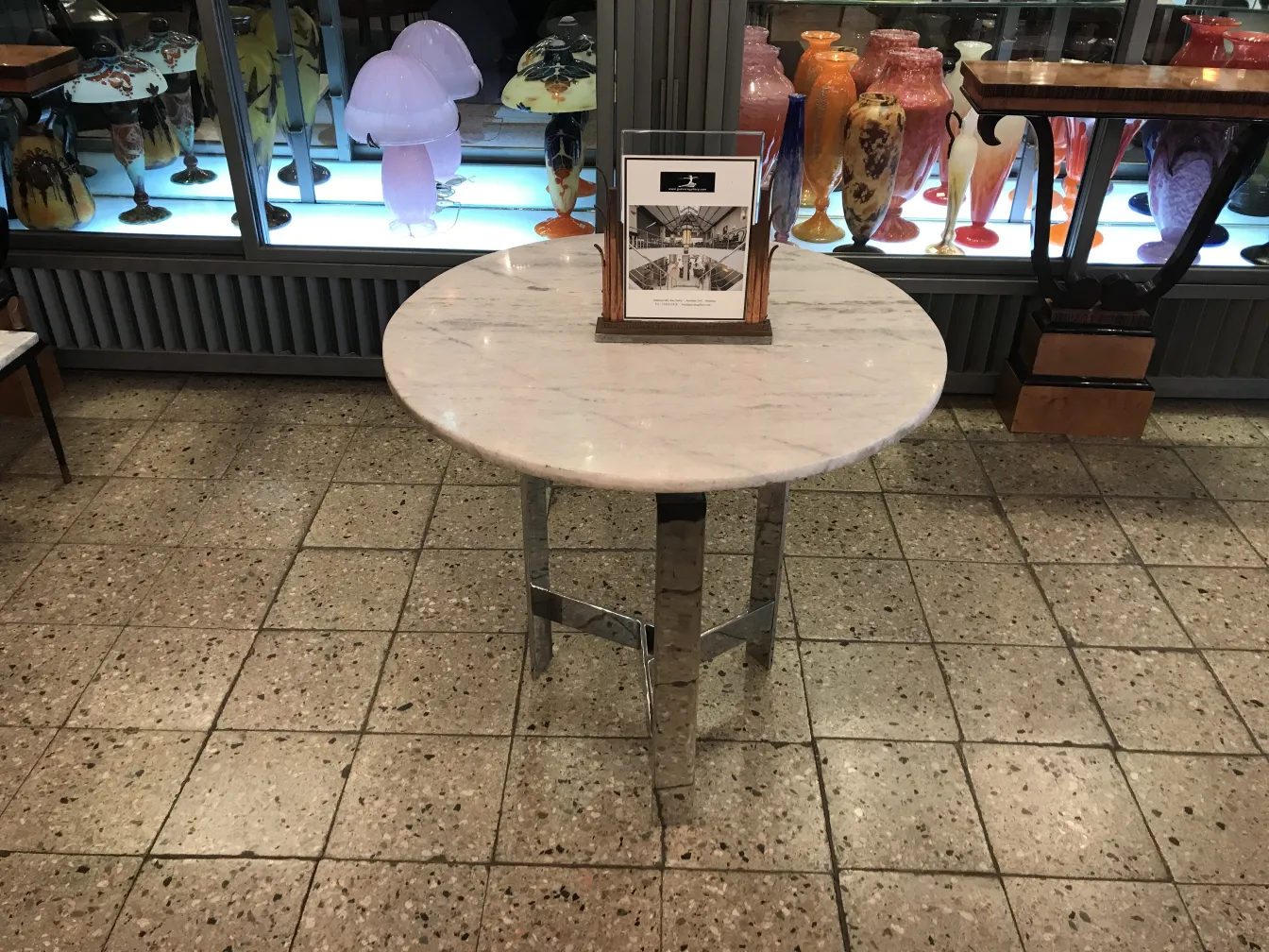 पुरातन सजावट चित्र फ्रेम संग संगमरमर की मेज़ पर रंगीन पृष्ठभूमि