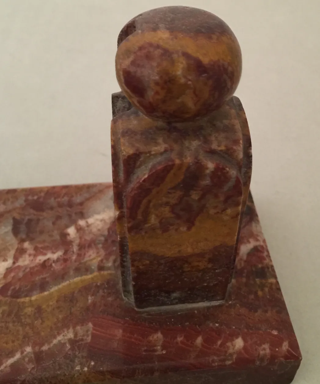 장식적인 모양과 따뜻한 색상의 오래된 액자