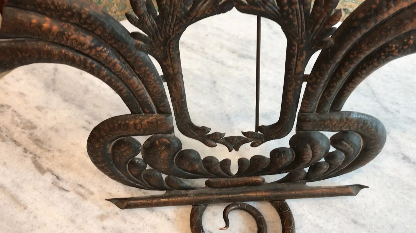 Cadre photo ancien avec design élaboré et forme décorative, parfait pour les photos