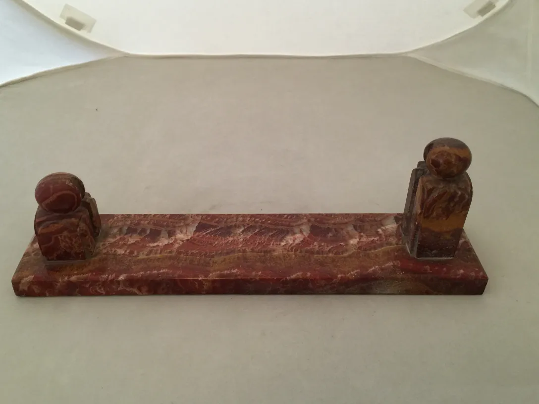 पुराना फोटो फ्रेम किनारों पर सजावटी विवरण के साथ।