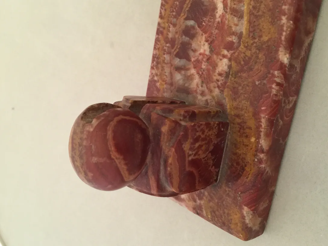 Antiker Bilderrahmen mit warmen Farbtönen und runden Formen