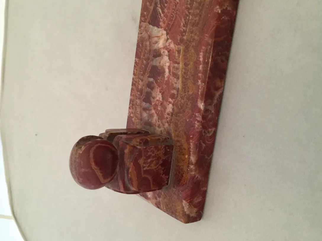 古董相框，带有装饰细节和球形，背景中性。