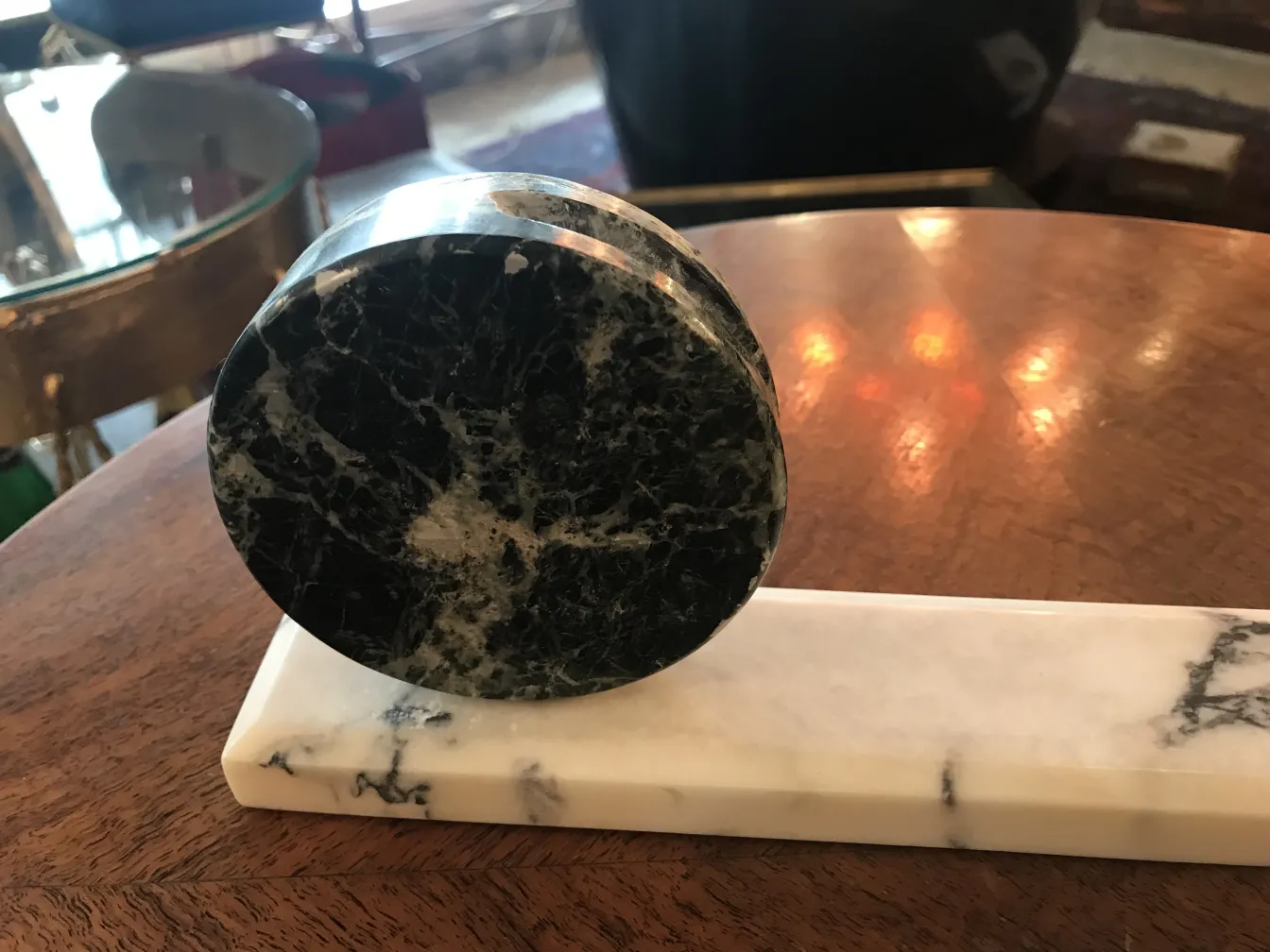 декоративная антикварная фоторамка на деревянном столе