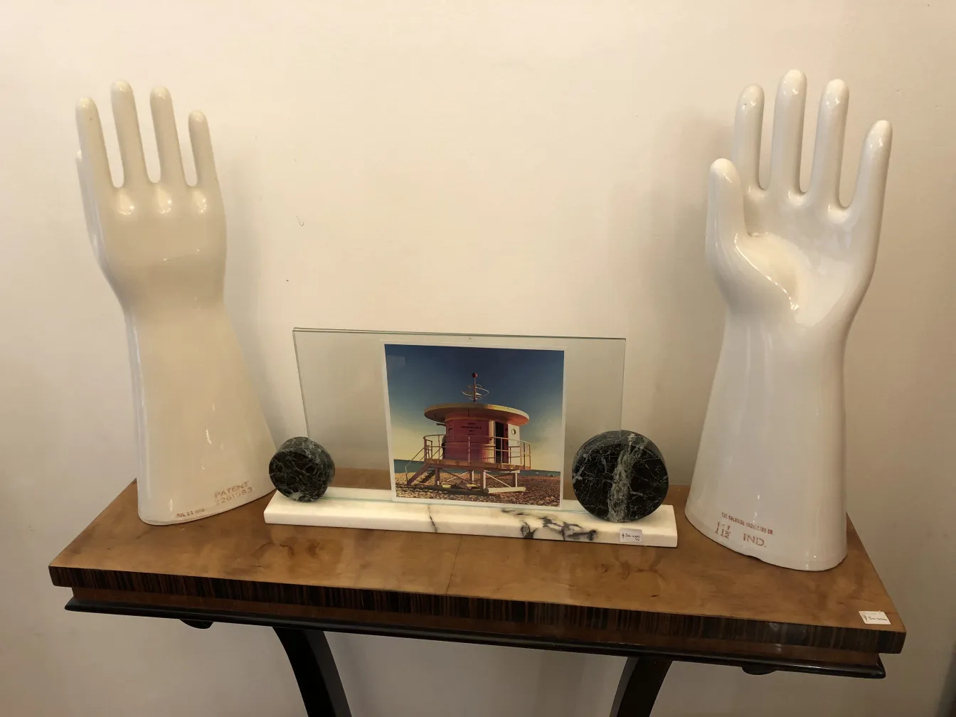 Portafoto antico con mani decorative e una foto.