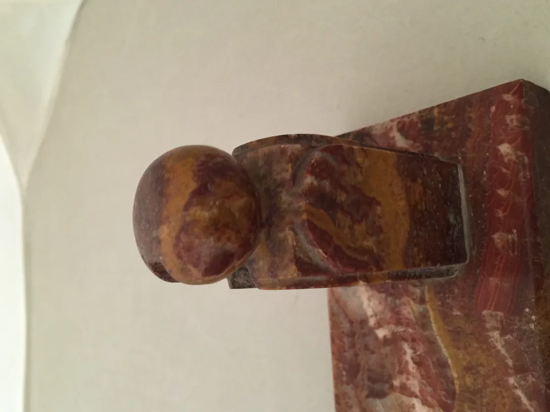 装飾的な古い写真立ての上に球体があり、さまざまな色合い。