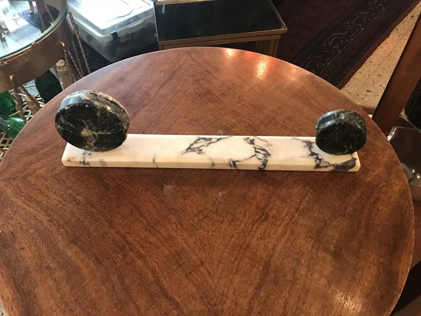 إطار-صورة-antique-بقاعدة-مدورة-على-طاولة-خشبية