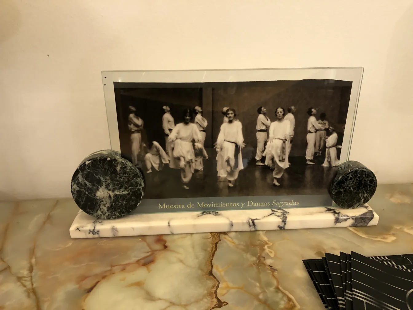 portafoto antico con foto di danza sacra in una cornice decorativa elegante