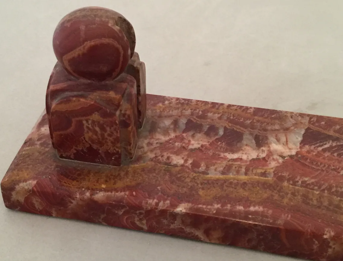 Porta-retrato antigo em tons avermelhados com forma decorativa.