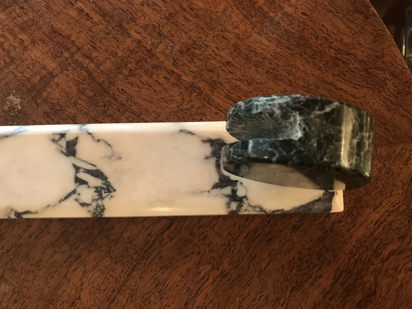 古老的有装饰细节的相框，背景是木头