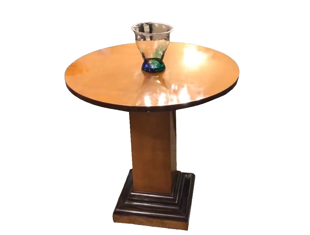 mesa de comedor antigua para dos personas con un jarrón decorativo