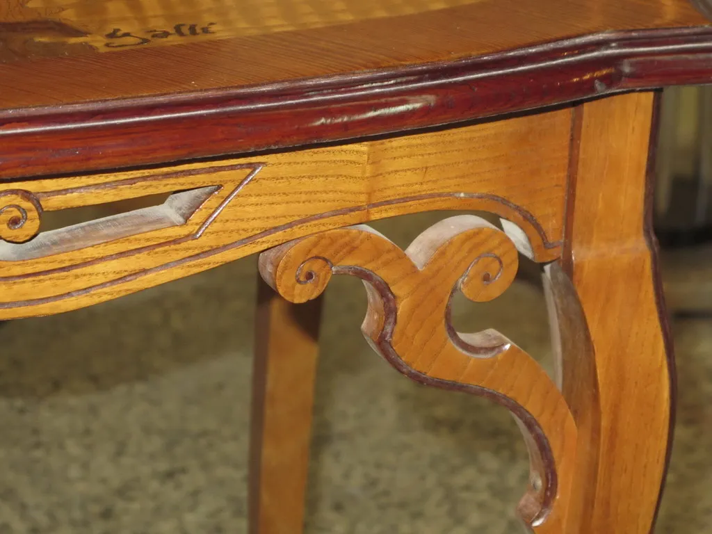 Table à manger antique pour 2 personnes, détails sur la structure, Émile Gallé.