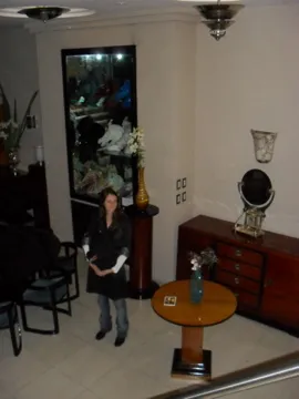 Mesa de jantar antiga para duas pessoas em ambiente simples.