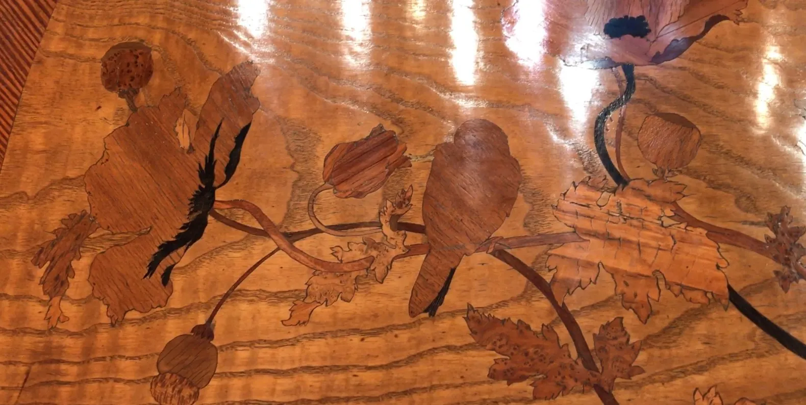 tavolo da pranzo antico con design di fiori e uccelli di émile gallé, per 2 persone.