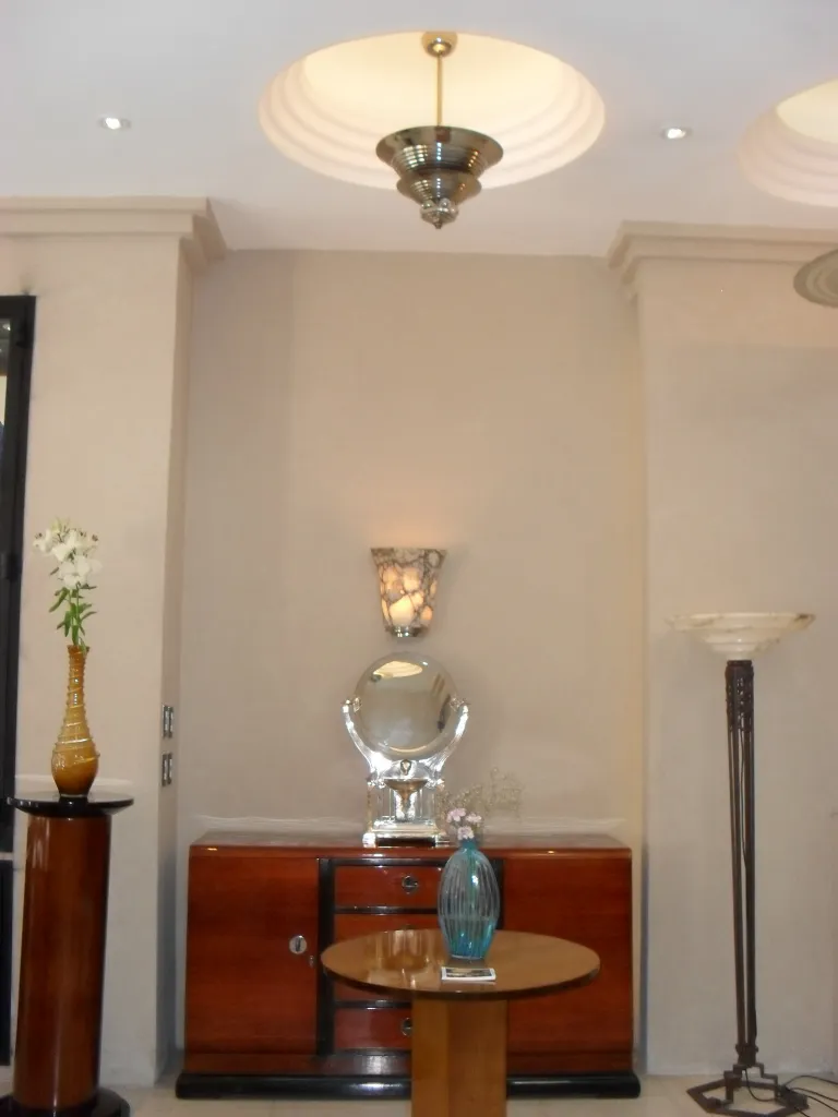 antico tavolo da pranzo per 2 persone, decorazione elegante, atmosfera accogliente