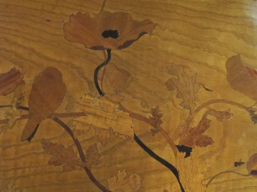 Antiker Esstisch mit floralen Motiven von Émile Gallé, für 2 Personen.