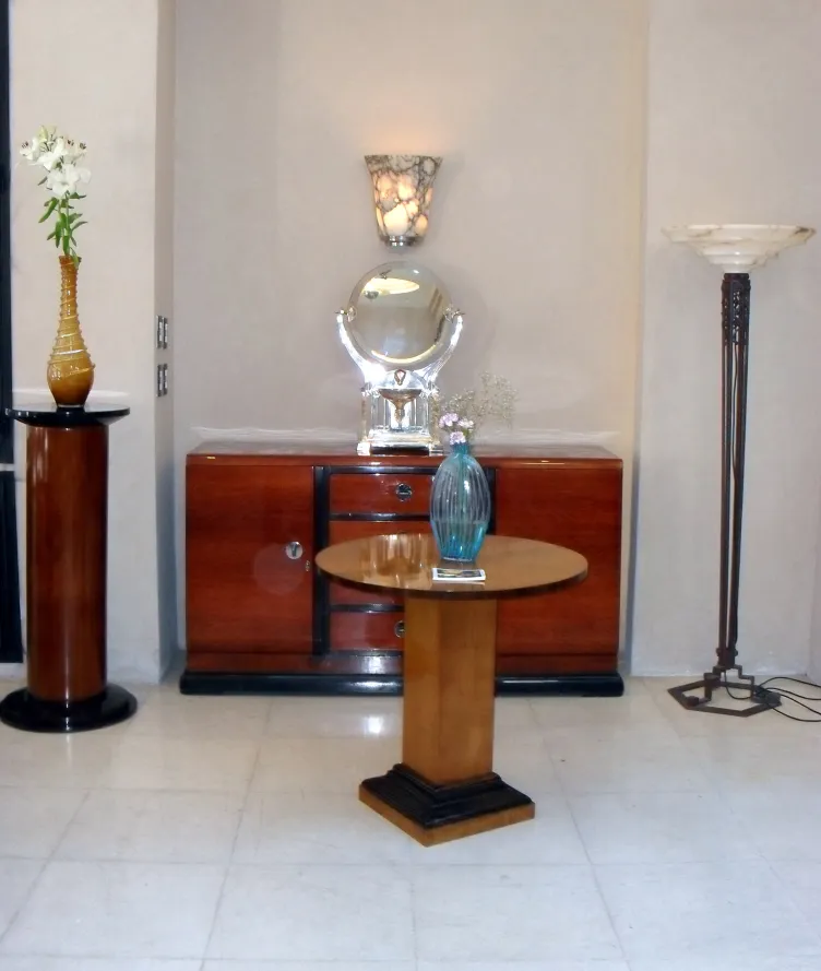 Tavolo da pranzo antico per due persone in un ambiente elegante con decorazioni di lusso.