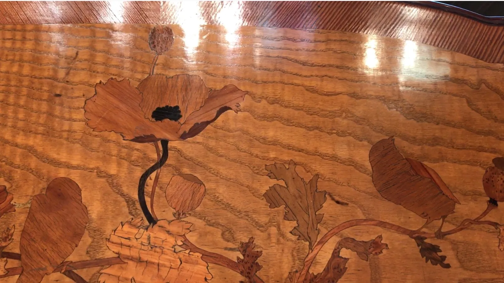 tavolo da pranzo antico di Emile Gallé per 2 persone, decorato con fiori.