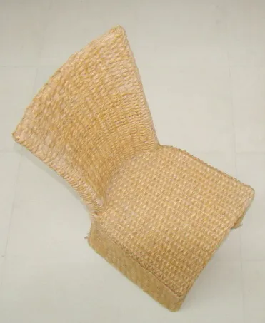 4人用の古いダイニングテーブルが中立的な環境にあります。