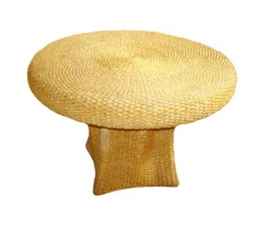 Mesa de comedor antigua para cuatro personas en un ambiente acogedor