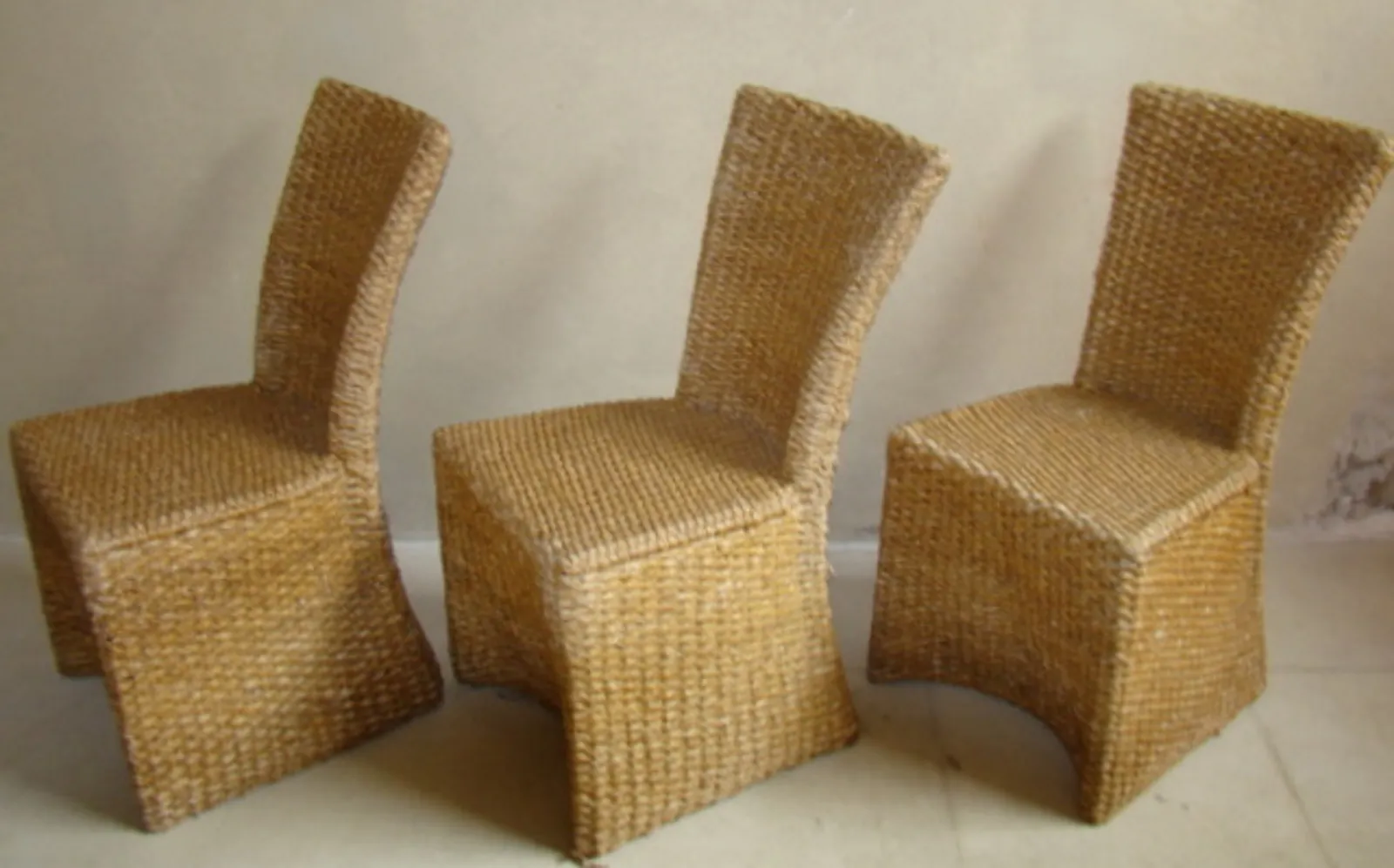 Mesa de jantar antiga simples para 4 pessoas com assentos de vime.