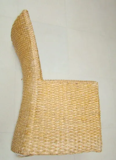 Mesa de comedor antigua para 4 personas con un diseño acogedor en un entorno cálido.