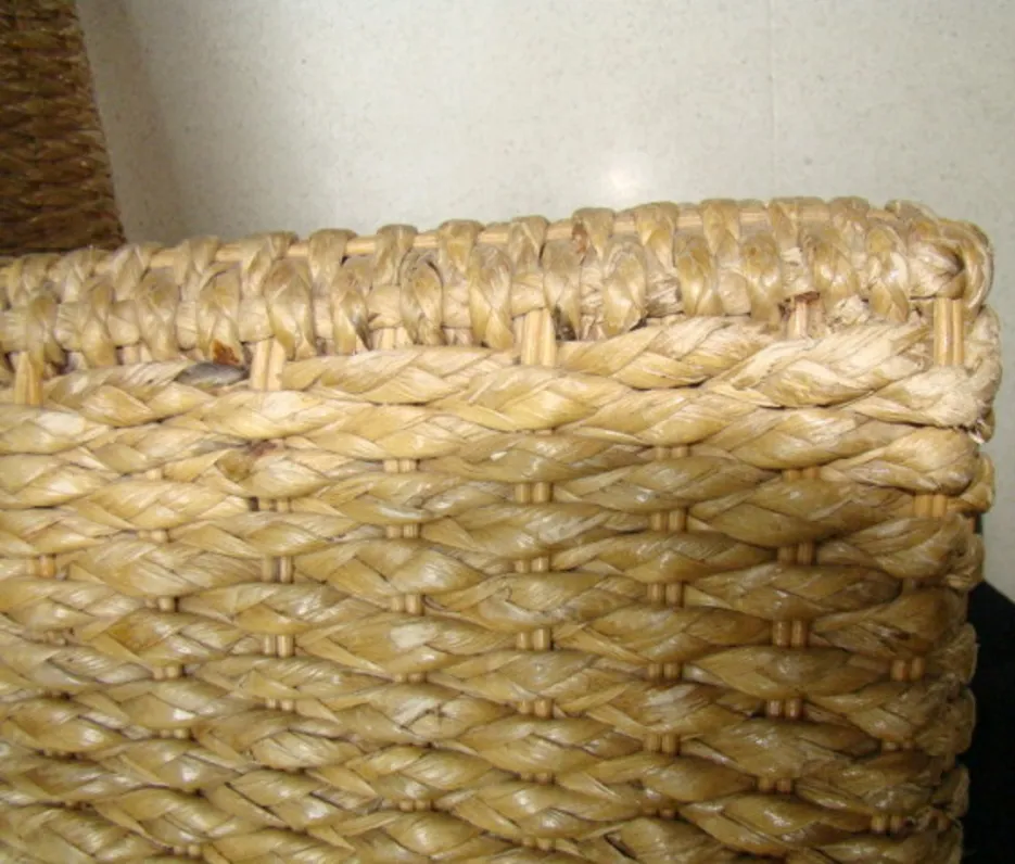 Dettaglio di un tavolo da pranzo antico per 4 persone con design intrecciato.