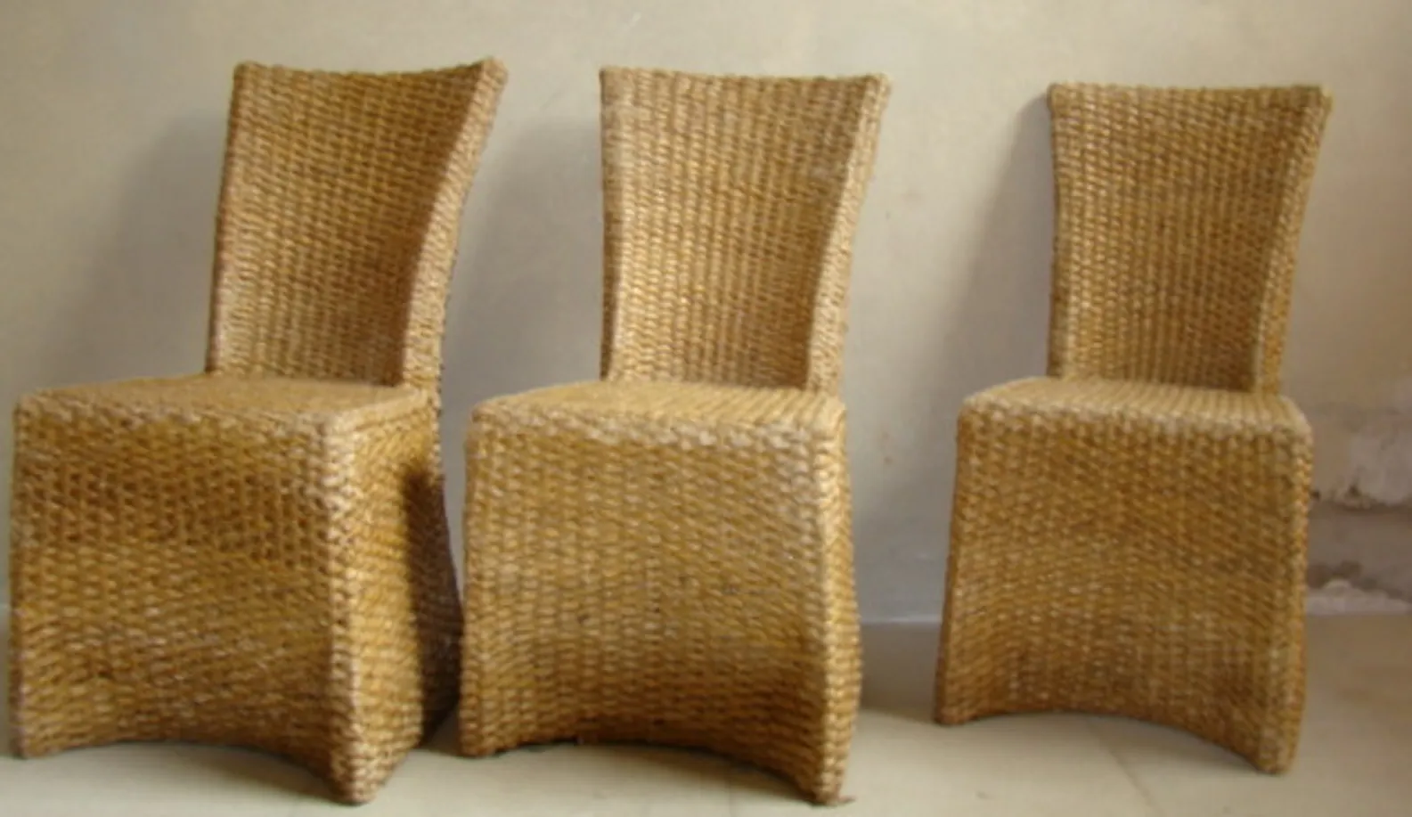 Mesa de comedor antigua, ideal para 4 personas, acompañada de sillas tejidas.