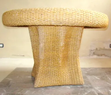 mesa de jantar antiga para 4 pessoas com design único